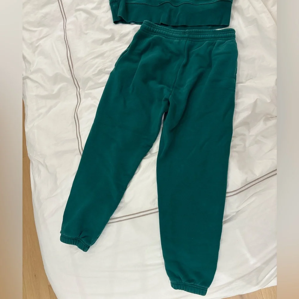 MATCHING SET - TNA Sweatfleece Boyfriend Sweatpants & Crewneck in Dark Green - Picture 4 of 5